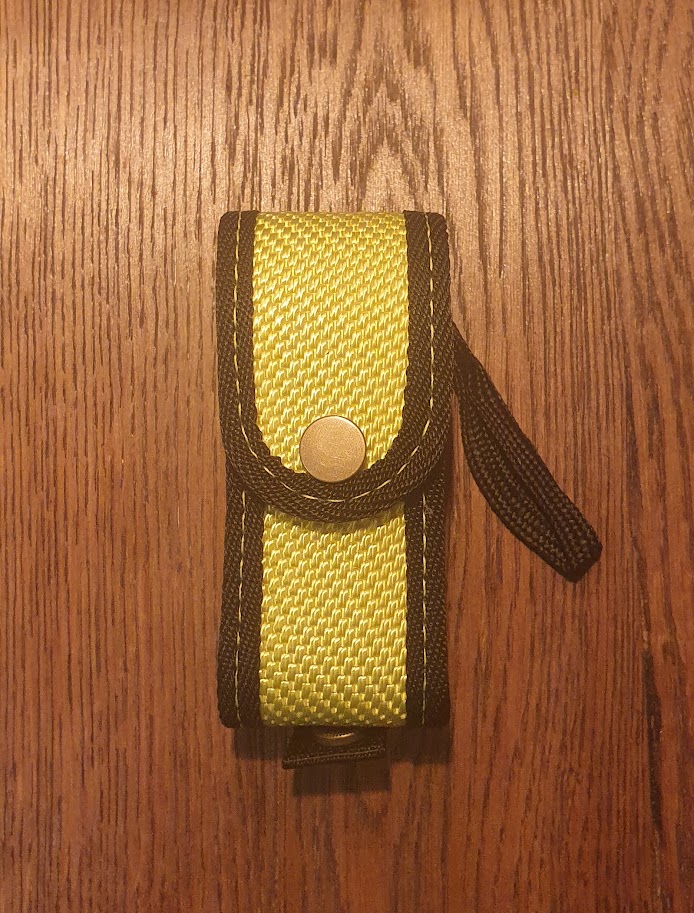 Holster mit Mini LED Taschenlampe Gelb