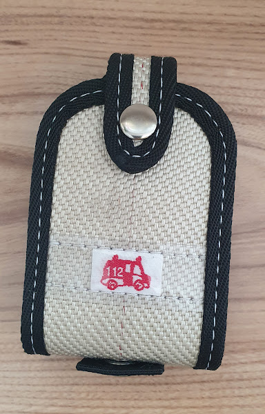 „String“ in Weiß mit Gürtelband