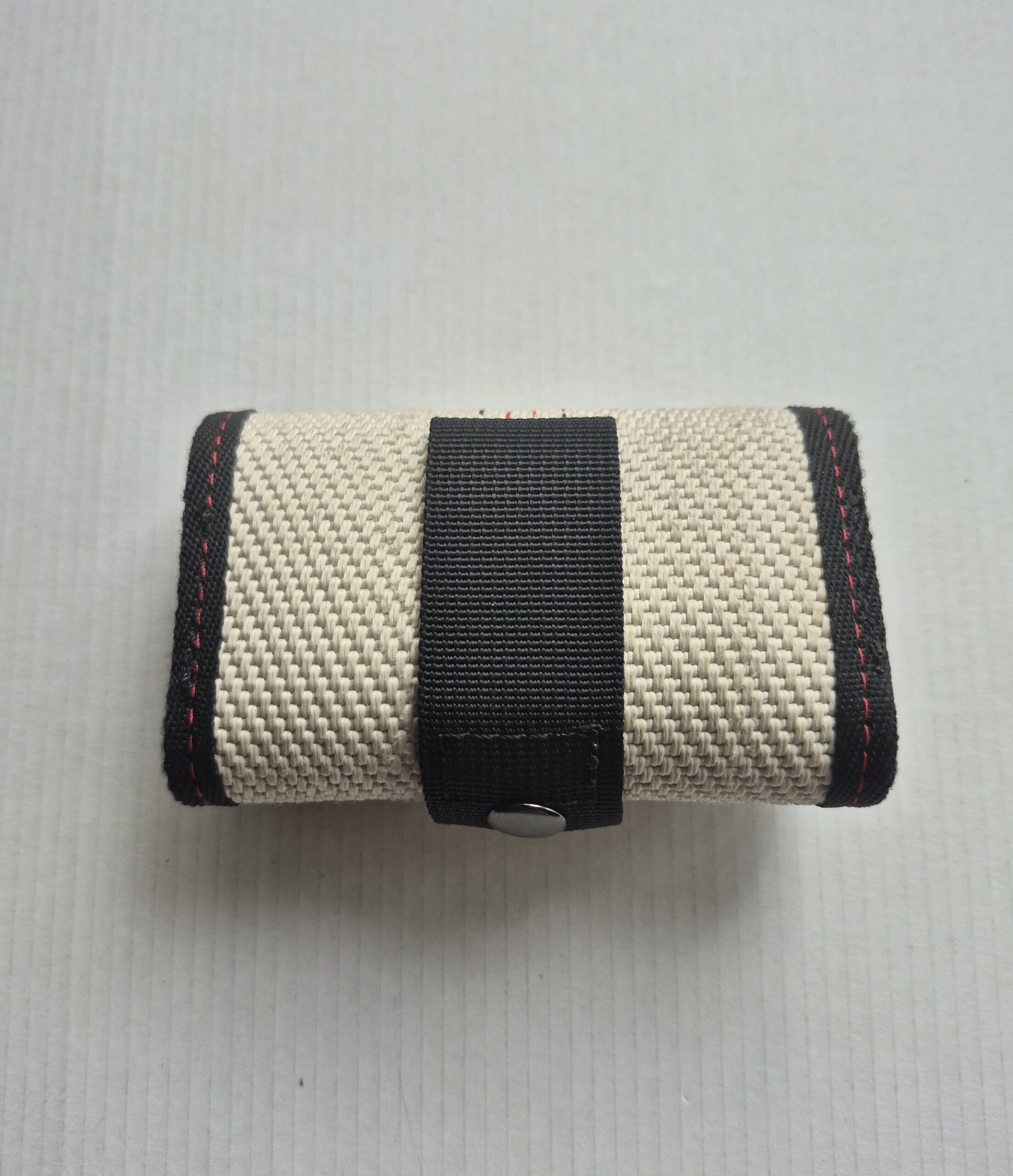 „Mathias“ in Weiß mit Gürtelband