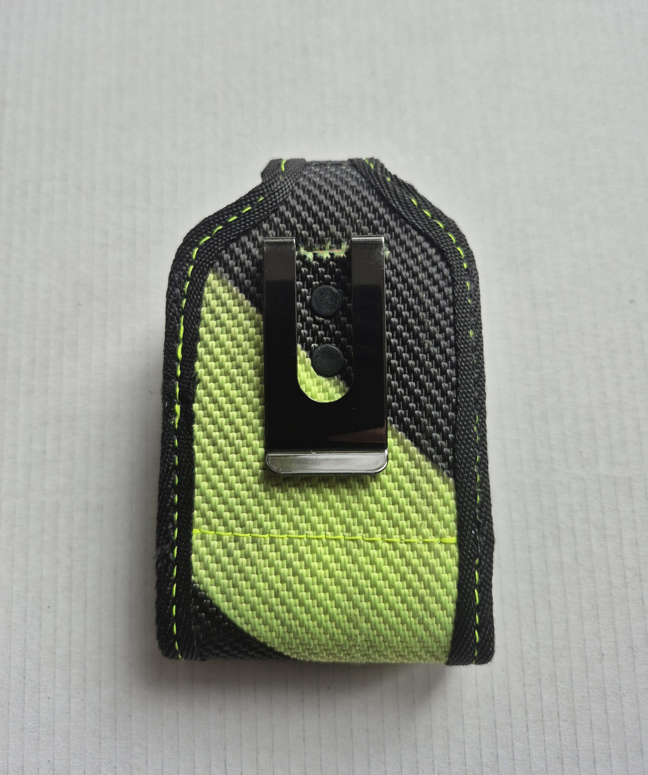 „String“ in Schwarz/grün mit Gürtelband