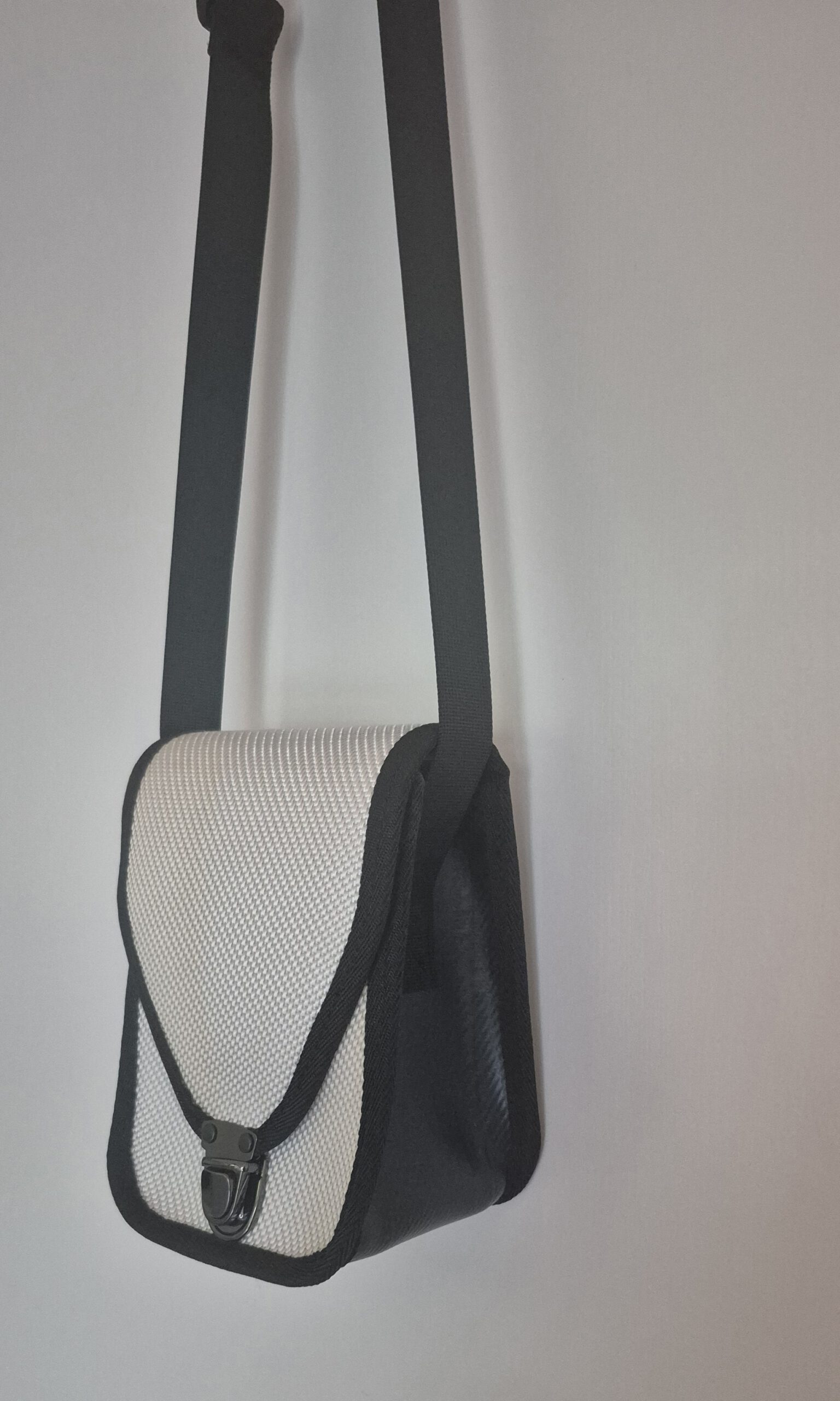 Kleine Schultertasche „Max“ weiß aus Feuerwehrschlauch
